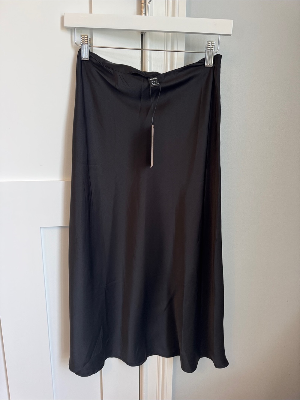 Minimalist Black Satin Midi Skirt - Unbranded